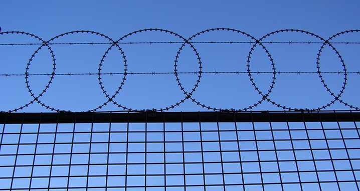 fencing-1217317_718x382